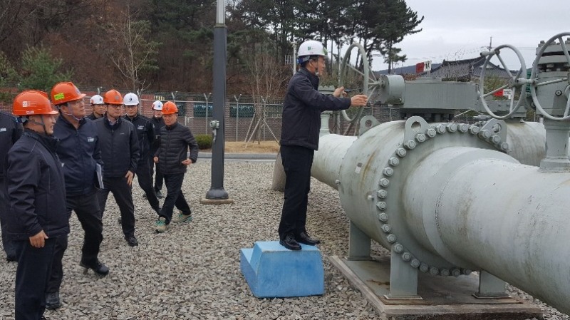 가스공사 김영두 사장 직무대리가 마산관리소 현장점검을 하고 있다. (사진= 한국가스공사)