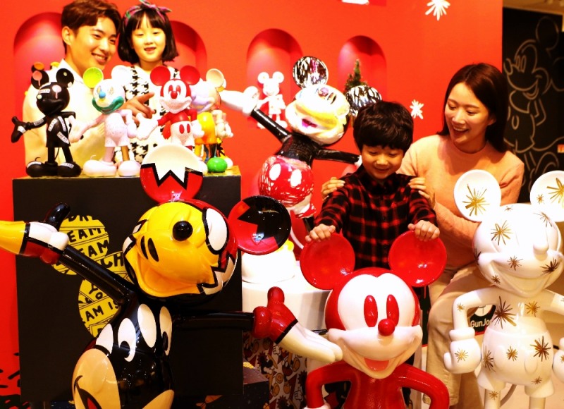 12일(수) 롯데백화점 잠실점 에비뉴엘 아트홀에서 모델들이 미키와 함께 촬영하는 모습. (사진=롯데백화점)