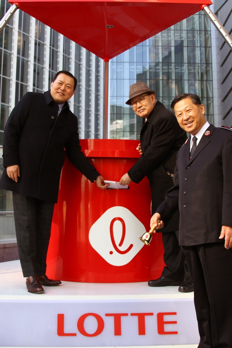 롯데는 12일 잠실 롯데월드타워 야외광장에서 ‘마음온도 37도 캠페인'에 쓰일 5억 원을 한국구세군에 기부했다. 기부금 전달식에 참석한 (오른쪽부터)롯데지주 황각규 부회장, 한국구세군 김필수 사령관, 롯데장학재단 허성관 이사장이 기념촬영을 하고 있다. (사진=롯데)