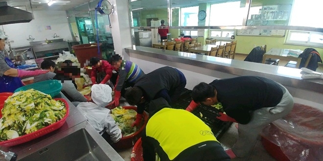 사회봉사대상자들이 김장담그기를 지원하고 있다.(사진제공=부산준법지원센터)
