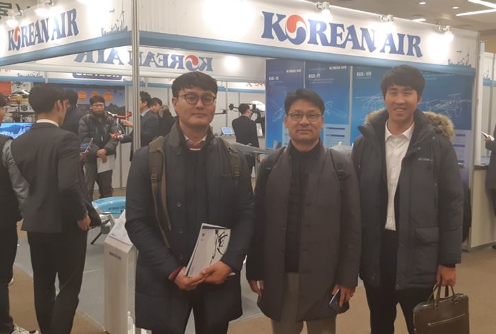 지역 드론업체인 위트네트웍스와 공단 드론TF 류호상 실장(가운데)이 함께 드론 신기술을 체험하고 있다. (사진=한국시설안전공단)