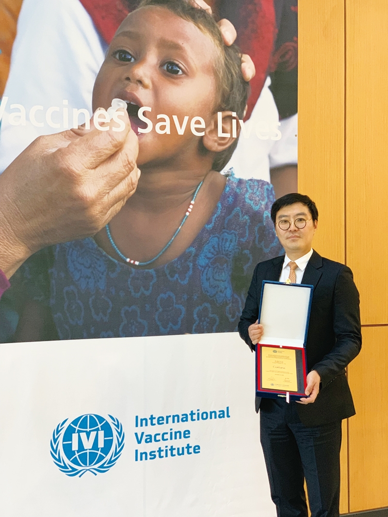 코리아나화장품은 지난 12일 UN 산하 국제기구 ‘국제백신연구소(IVI)’에 백신 연구 및 보급을 지원하는 기부금을 전달했다.(사진=코리아나화장품)
