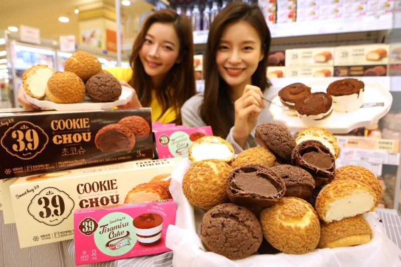 13일(목) 오전, 롯데마트 서울역점에서 모델(여 2)이 티라미수, 쿠키슈(커스터드 크림, 초코크림) 상품을 선보이는 모습.(사진=롯데마트)