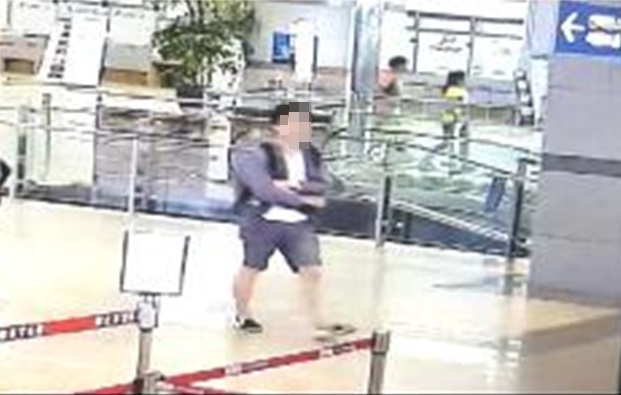 파우치를 품에 숨겨 이동하고 있는 피의자.(사진제공=부산지방경찰청)