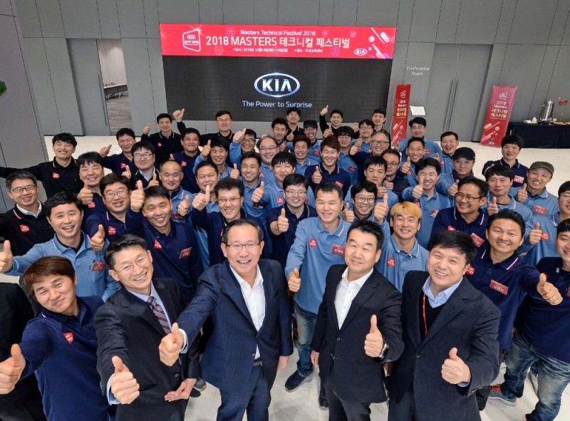 서비스판촉실장 이수환 이사(첫째줄 왼쪽에서 세번째)와 대회에 참가한 오토큐 엔지니어, 기아자동차 관계자의 모습.(사진=기아자동차)