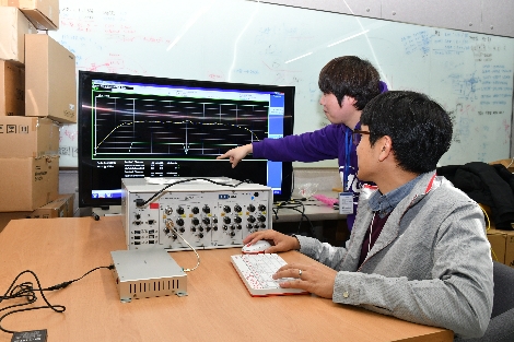 KT와 아이티텔레콤이 협력해 개발한 C-V2X 단말기를 연구원들이 테스트하는 모습.사진=KT