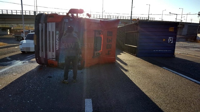 기장군 좌천사거리 교차로에서 트레일러차량이 전도.(사진제공=부산지방경찰청)