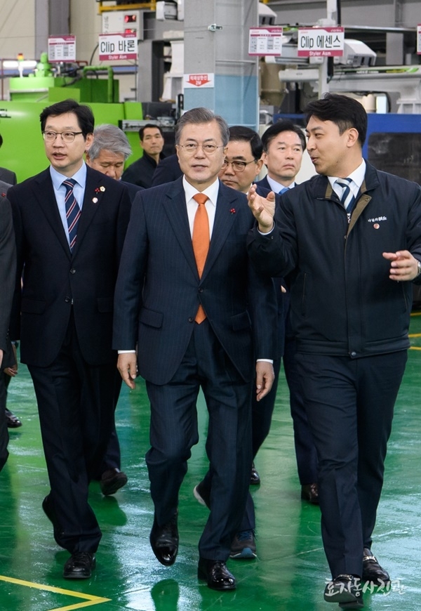 12월 13일 문재인 대통령이 스마트공장인 창원시 의창구 삼천산업을 방문하고 있다.(사진제공=청와대)