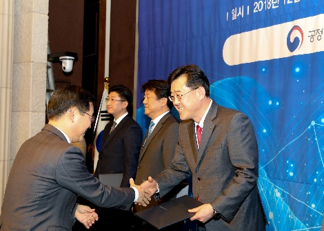 NH투자증권 서원교 준법감시본부장(오른쪽)이 14일 양재동 엘타워에서 개최된 2018 CCM 인증서 수여식에서 인증서를 전달받고 있다.사진=NH투자증권