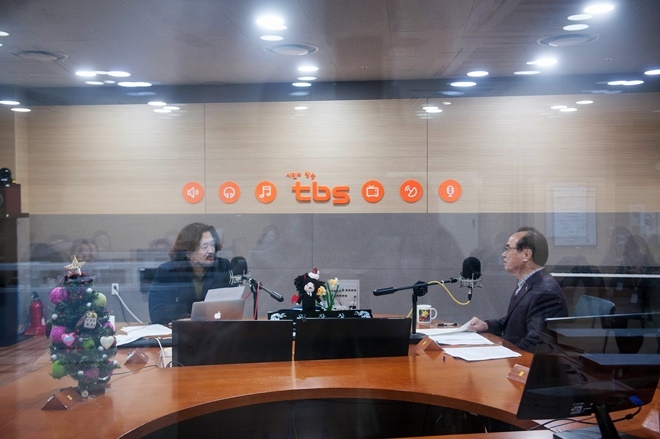 오거돈 부산시장이 김어준의 뉴스공장에 출연해 김해신공항에 대해 입장을 밝히고 있다.(사진제공=부산시)