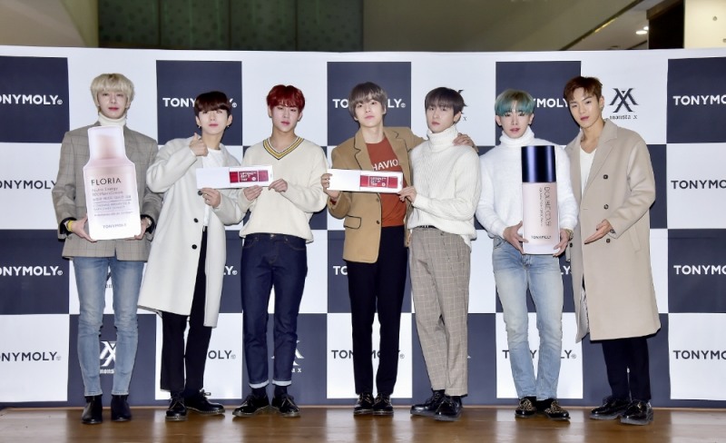 왼쪽부터 토니모리 모델 몬스타엑스(MONSTA X)의 형원이 ‘플로리아 뉴트라 에너지 100시간 크림’, 기현과 주헌이 ‘립톤 겟잇 틴트S’, 민혁과 아이엠이 ‘립톤 겟잇 틴트S’, 원호와 셔누가 ‘더블커버 파운데이션’을 들고 포즈를 취하고 있다.(사진=토니모리)