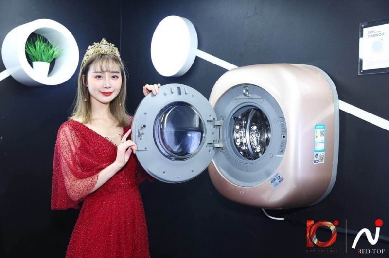 2018 중국 '홍딩장' 수상식장에서 대우전자 벽걸이 드럼세탁기 '미니'를 소개하는 모델 (사진=대우전자)