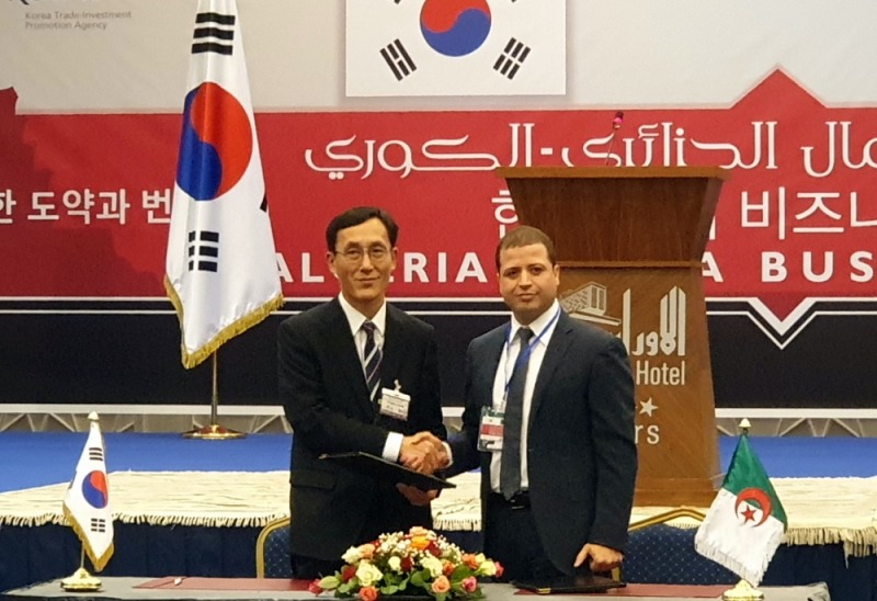 (왼쪽부터) 최돈호 상용수출사업부장, 하산 아르바위 글로벌 그룹 회장(Hacene Arbaoui, Global Group Chairman)이 기념사진을 촬영하고 있는 모습.(사진=현대자동차)