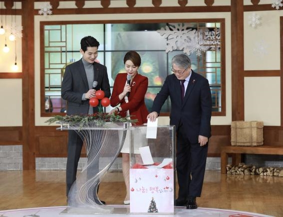 ▲ 국민건강보험공단은 연말연시를 맞이하여 주변의 어려운 이웃들에게 따뜻한 마음을 전달하고 나눔경영을 실천하고자 KBS 1TV “희망2019 나눔캠페인, 나눔으로 행복한 나라”를 통해 이웃돕기성금 9천3백만원을 기탁했다. (사진=건보공단)