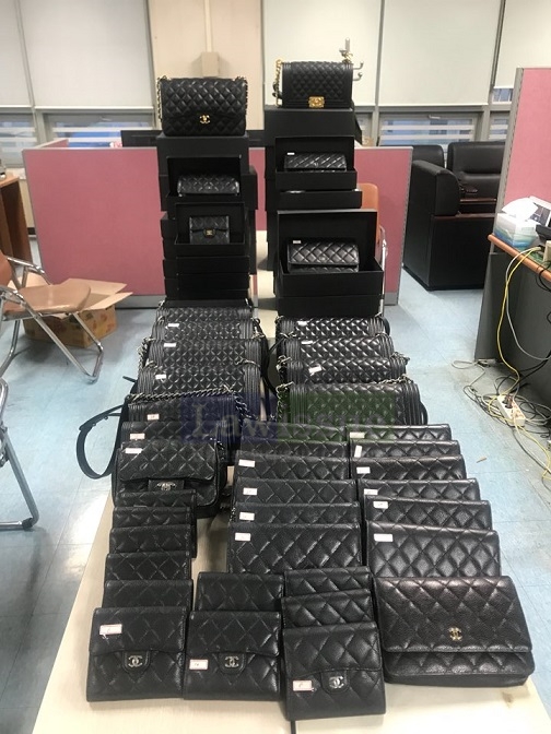 압수한 가짜 사넬가방.(사진제공=부산지방경찰청)