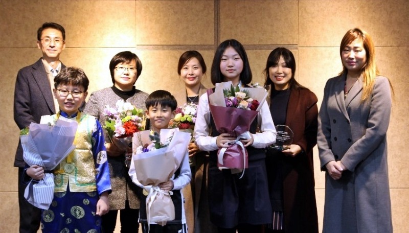 파고다 차이랑이 주최한 ‘제1회 차이랑 유튜브 1분 중국어 말하기 대회’ 시상식에서 수상자(앞줄 3명)들과 고루다 대표이사(우측 첫 번째) 및 관계자들이 기념 촬영을 하고 있다(사진=파고다 제공)