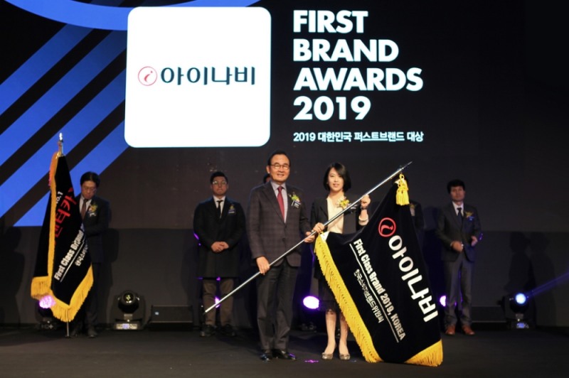 (왼쪽)윤은기 한국소비자브랜드위원장과 (오른쪽)팅크웨어 이남경 마케팅본부장이 수상 후 기념촬열을 하고 있다.(사진=팅크웨어)