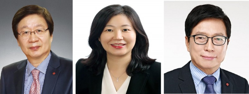 왼쪽부터, 롯데쇼핑(주) 마트사업본부 대표 부사장 문영표, 롯데쇼핑(주)e커머스사업본부 상무 김혜영, 롯데컬처웍스(주) 대표이사 부사장 차원천 (사진=롯데)