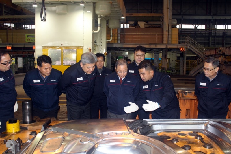 최종식 대표이사가 평택공장 생산현장을 돌며 직원들을 격려하고 우수개선활동에 대한 설명을 듣고 있다.(사진=쌍용자동차)