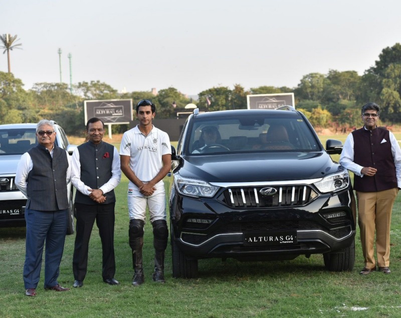 M&M 파완 고엔카 대표이사(왼쪽에서 두 번째)가 지난달 24일 G4 렉스턴(현지명 알투라스 G4) 인도 론칭행사에서 기념촬영을 하고 있다.(사진=쌍용자동차)