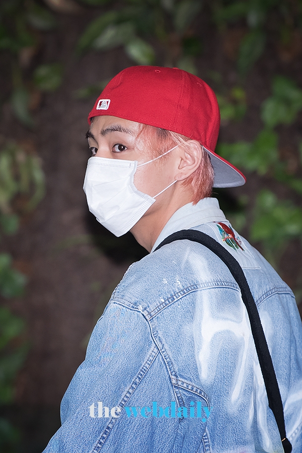 방탄소년단(BTS) 뷔, 김포국제공항 출국 현장