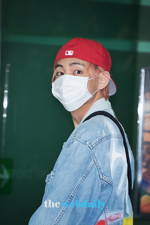 방탄소년단(BTS) 뷔, 김포국제공항 출국 현장
