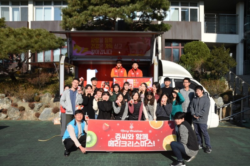 쥬씨㈜ 임직원들이 자체 사회공헌 프로그램인 ‘나눔트럭-쥬씨가 간다’ 행사를 서울 상도동 삼성소리샘복지관에서 실시하였다. (사진=쥬씨)