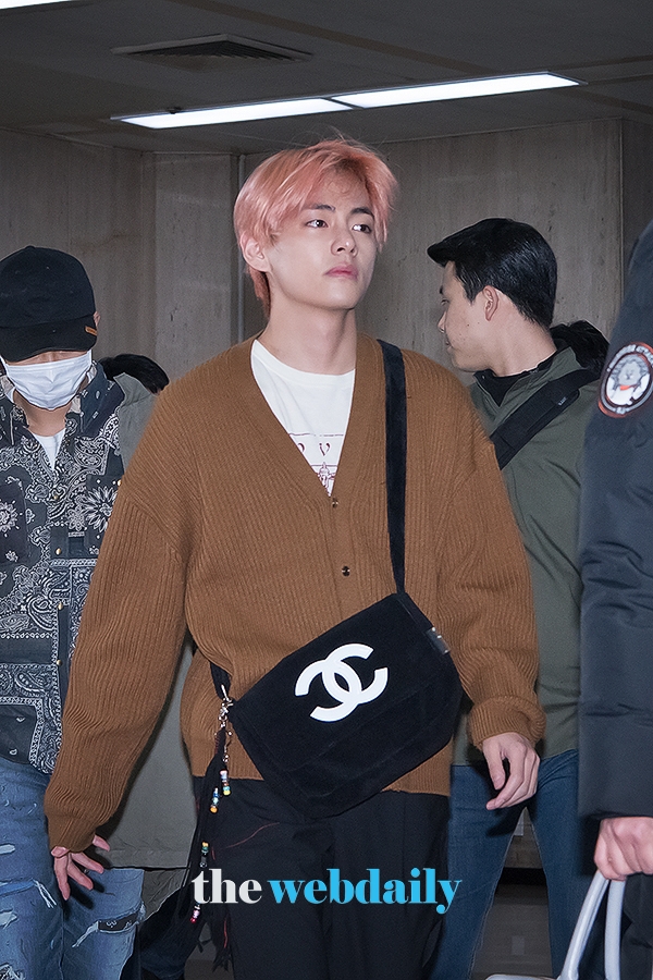 방탄소년단(BTS) 뷔, 김포국제공항 입국 현장