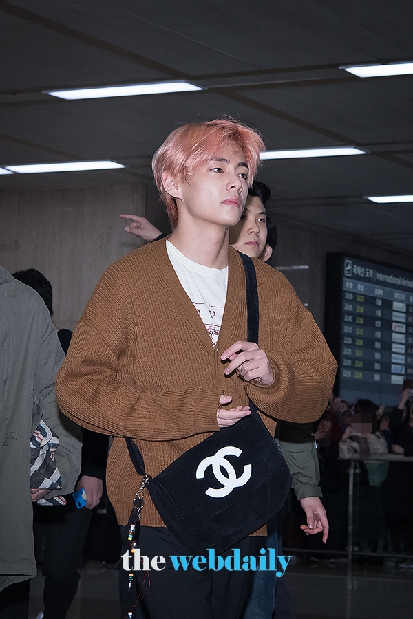 방탄소년단(BTS) 뷔, 김포국제공항 입국 현장