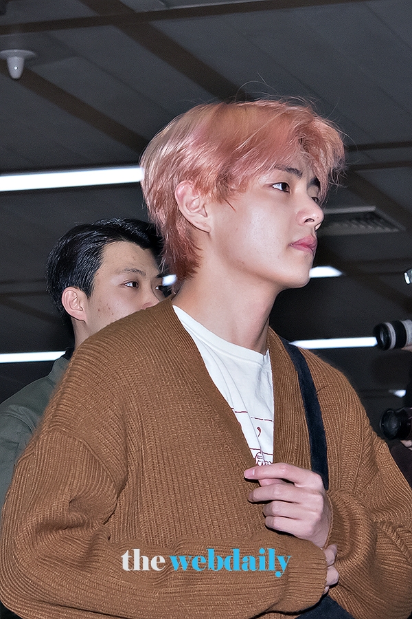 방탄소년단(BTS) 뷔, 김포국제공항 입국 현장