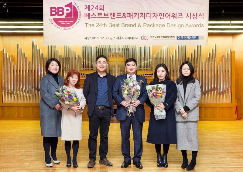 천재교육 홍보팀 김희진 팀장(좌측 두 번째), 디자인연구소 오종섭 팀장(좌측 세 번째), 천재교과서 박정과 대표(우측 세 번째)가 기념촬영을 하고 있다(사진=천재교육)