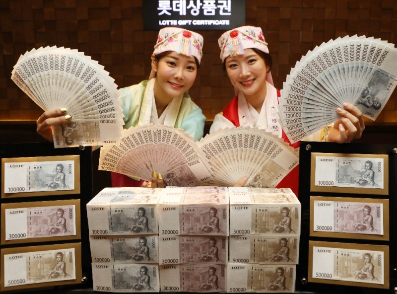 26일, 롯데백화점 소공동 본점 지하 1층 상품권 판매소에서 모델들이 상품권 패키지 행사를 선보이는 모습.(사진=롯데백화점)