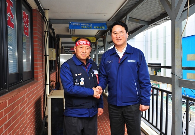 한영석 현대중공업 신임사장(오른쪽)이 취임 첫 날인11월 7일 오후 금속노조 현대중공업지부를 방문해 박근태 지부장과 기념촬영을 하고 있다.(사진제공=현대중공업)