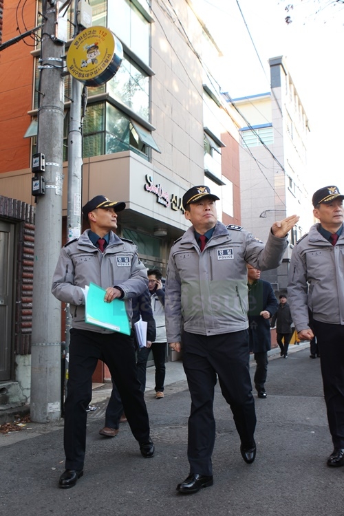 이철구 대구경찰청장이 외국인밀집지역을 점검하고 있다.(사진제공=대구지방경찰청)