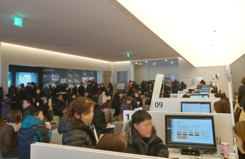 28일 개관한 ‘e편한세상 청계 센트럴포레’에 많은 수요자들이 몰렸다.(사진=리얼투데이)