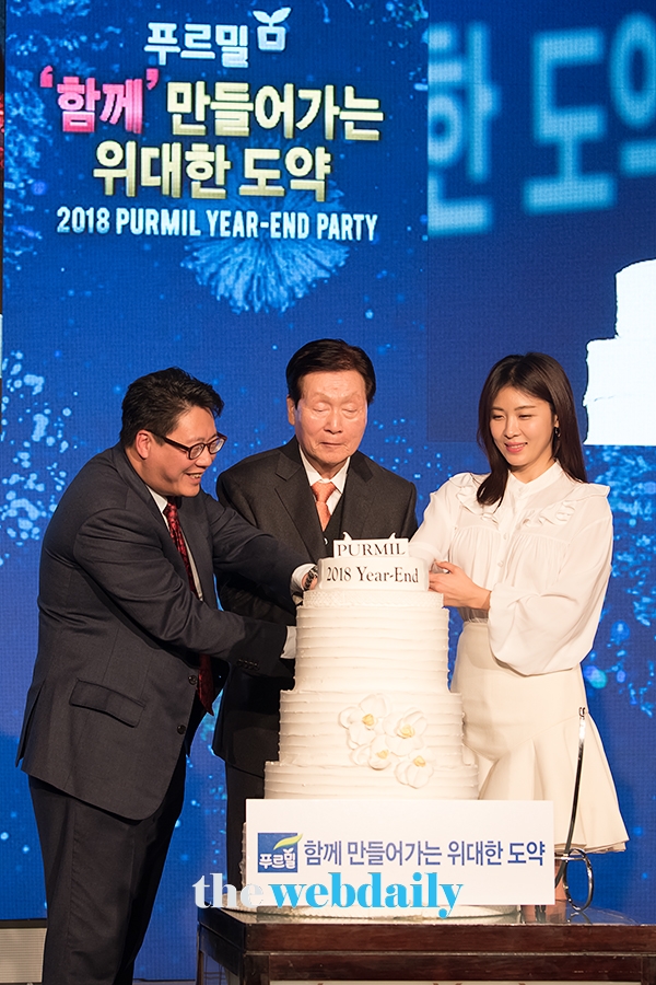 신동환 대표-신준호 회장-하지원, 푸르밀 창립 40주년 기념 케이크 커팅식 행사 현장