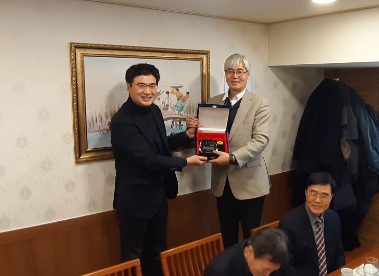 강영종 이사장(오른쪽)이 한국시설물안전협회 박주경 회장으로부터 감사패를 받고 있다. (사진=한국시설안전공단)