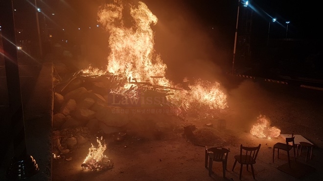 폐목자재에 불이나고 있다. (사진제공=부산지방경찰청)