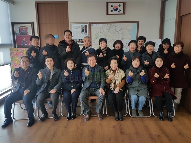 자유한국당 울산북구 당원협의회는 박대동 전 국회의원(앞줄 왼쪽 네번째)을 신임운영위원장 만장일치 선출하고 기념촬영.(사진제공=자유한국당울산시당)