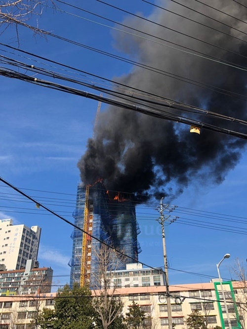 부산 사하구 신축아파트 공사장서 검은연기기 피어오르고 있다.(사진제공=부산지방경찰청)