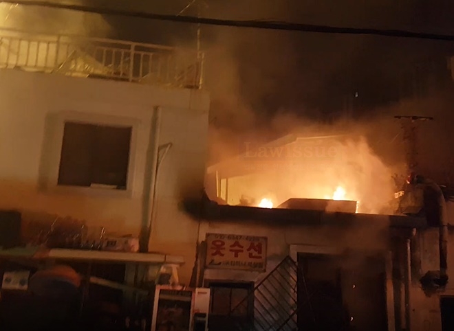 주택에서 화재가 발생.(사진제공=부산중부소방서)
