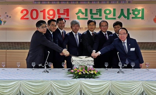 법조인 신년인사회에서 축하떡을 절단하고 있다.(사진제공=부산지방변호사회)