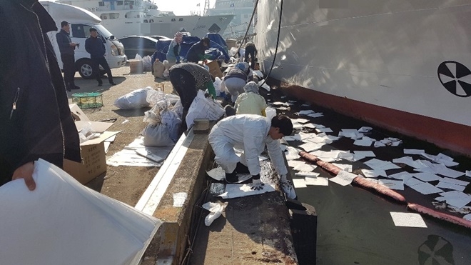 방제작업을 하고 있다.(사진제공=부산해양경찰서)