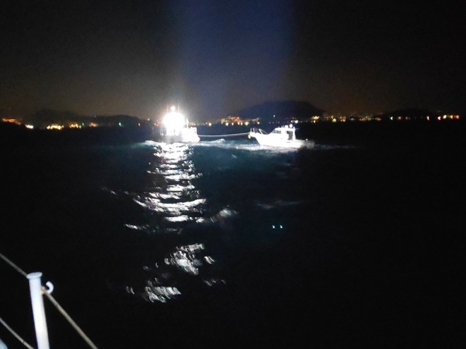 표류보트를 예인하고 있다.(사진제공=부산해양경찰서)