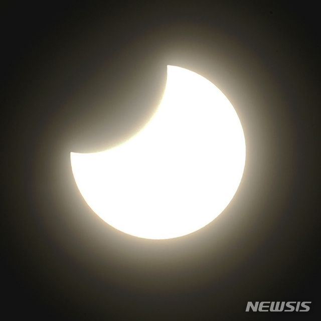 출처 : 개기일식 아닌 부분일식 / newsis