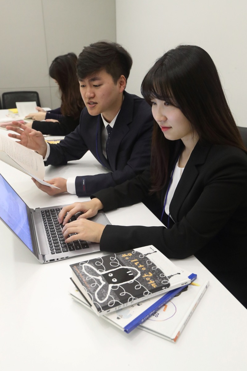 KT그룹 신입사원들이 강원도 원주 KT그룹 인력개발원에서 점자책 입력 봉사활동에 참여하고 있다. (사진=KT그룹)