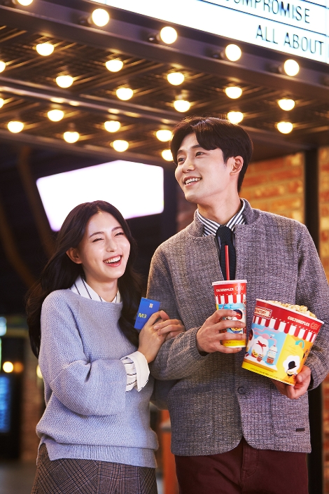 현대카드 모델들이 영화관 내 M포인트 활용을 홍보하고 있는 모습. 사진=현대카드