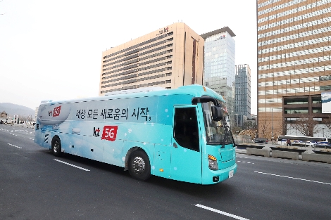 KT가 8일 선보인 5G 체험 버스 외관 모습. 사진=KT