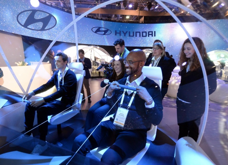 방문객이 현대차의 미래 모빌리티 전시물을 체험하고 있는 모습.(사진=현대자동차)