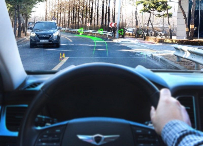 현대·기아자동차 남양연구소 인근 도로에서 제네시스 G80의 전면유리에 홀로그램 증강현실 내비게이션이 실제 작동하고 있는 모습.(사진=현대자동차)
